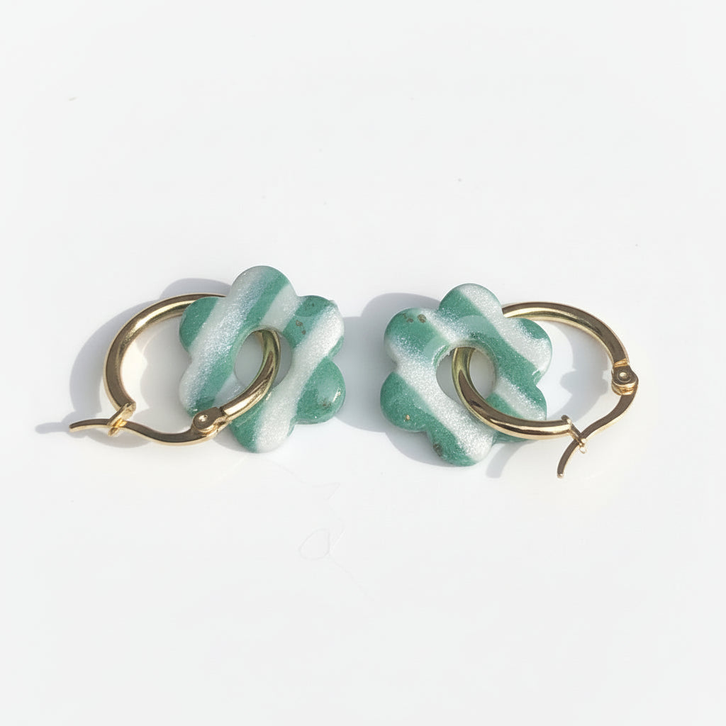 Boucles d'Oreilles Créoles Pampilles Fleurs - Vert Sapin et Blanc Nacré Rayé
