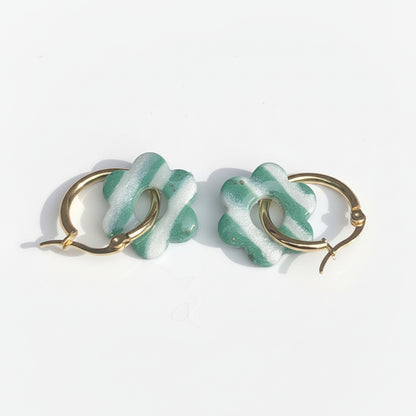 Boucles d'Oreilles Créoles Pampilles Fleurs - Vert Sapin et Blanc Nacré Rayé