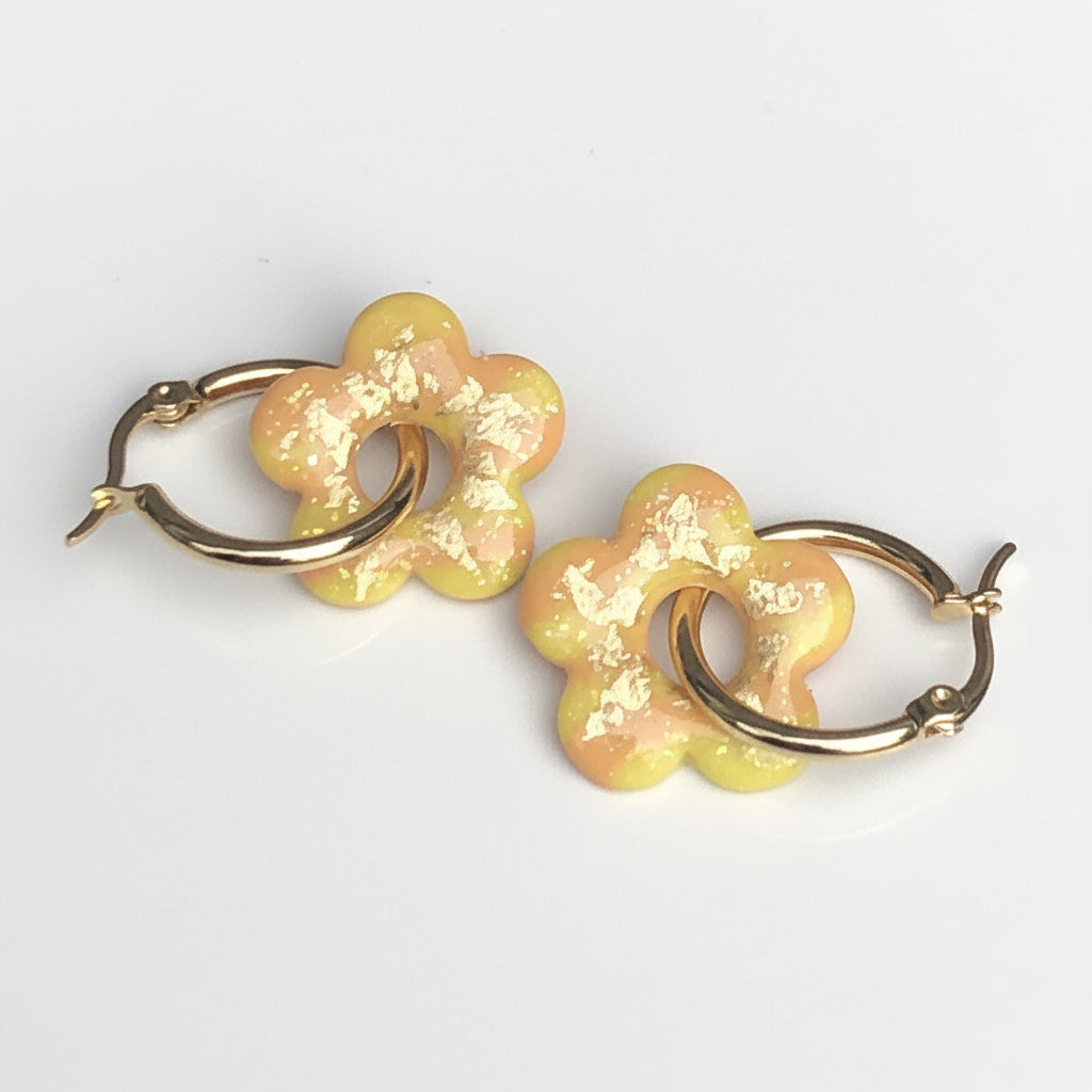 Boucles d'Oreilles Créoles Pampilles Fleurs 5 Pétales - Jaune Primevère Orange Papaye et Or Rayé
