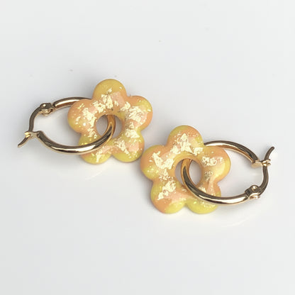 Boucles d'Oreilles Créoles Pampilles Fleurs 5 Pétales - Jaune Primevère Orange Papaye et Or Rayé