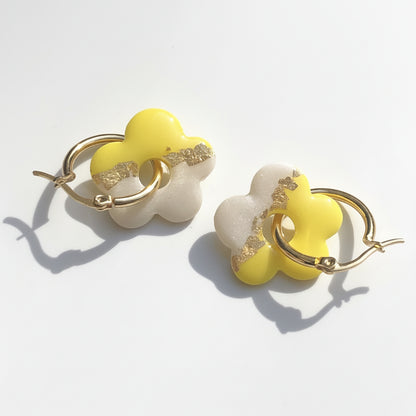 Boucles d'Oreilles Créoles Pampilles Fleurs Pop - Jaune Citron Blanc et Or