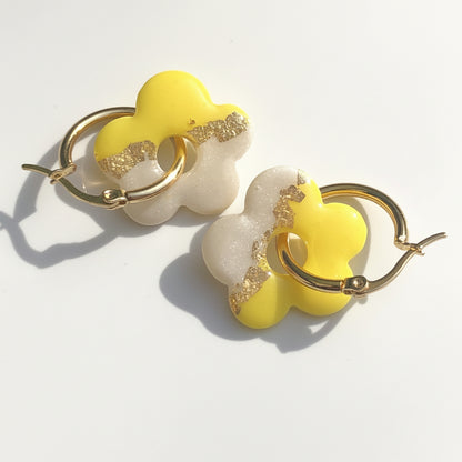 Boucles d'Oreilles Créoles Pampilles Fleurs Pop - Jaune Citron Blanc et Or