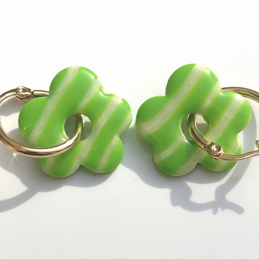 Boucles d'Oreilles Créoles Pampilles Fleurs Pop - Vert Primevère et Blanc Nacré Rayé