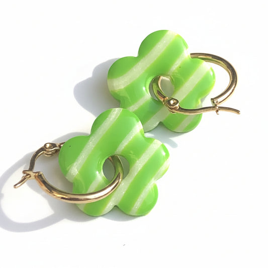 Boucles d'Oreilles Créoles Pampilles Fleurs Pop - Vert Primevère et Blanc Nacré Rayé