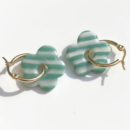 Boucles d'Oreilles Créoles Pampilles Fleurs Pop - Vert Sapin et Blanc Nacré Rayé
