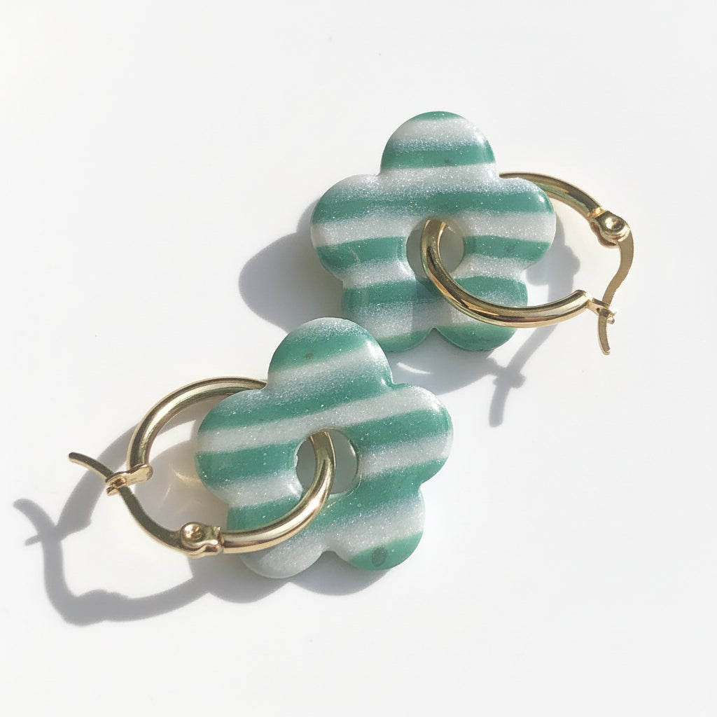 Boucles d'Oreilles Créoles Pampilles Fleurs Pop - Vert Sapin et Blanc Nacré Rayé