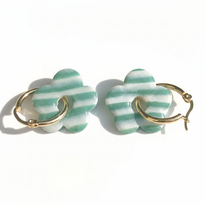 Boucles d'Oreilles Créoles Pampilles Fleurs Pop - Vert Sapin et Blanc Nacré Rayé