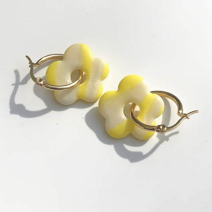 Boucles d'Oreilles Créoles Pampilles Fleurs Pop - Blanc Nacré et Jaune Citron Rayé