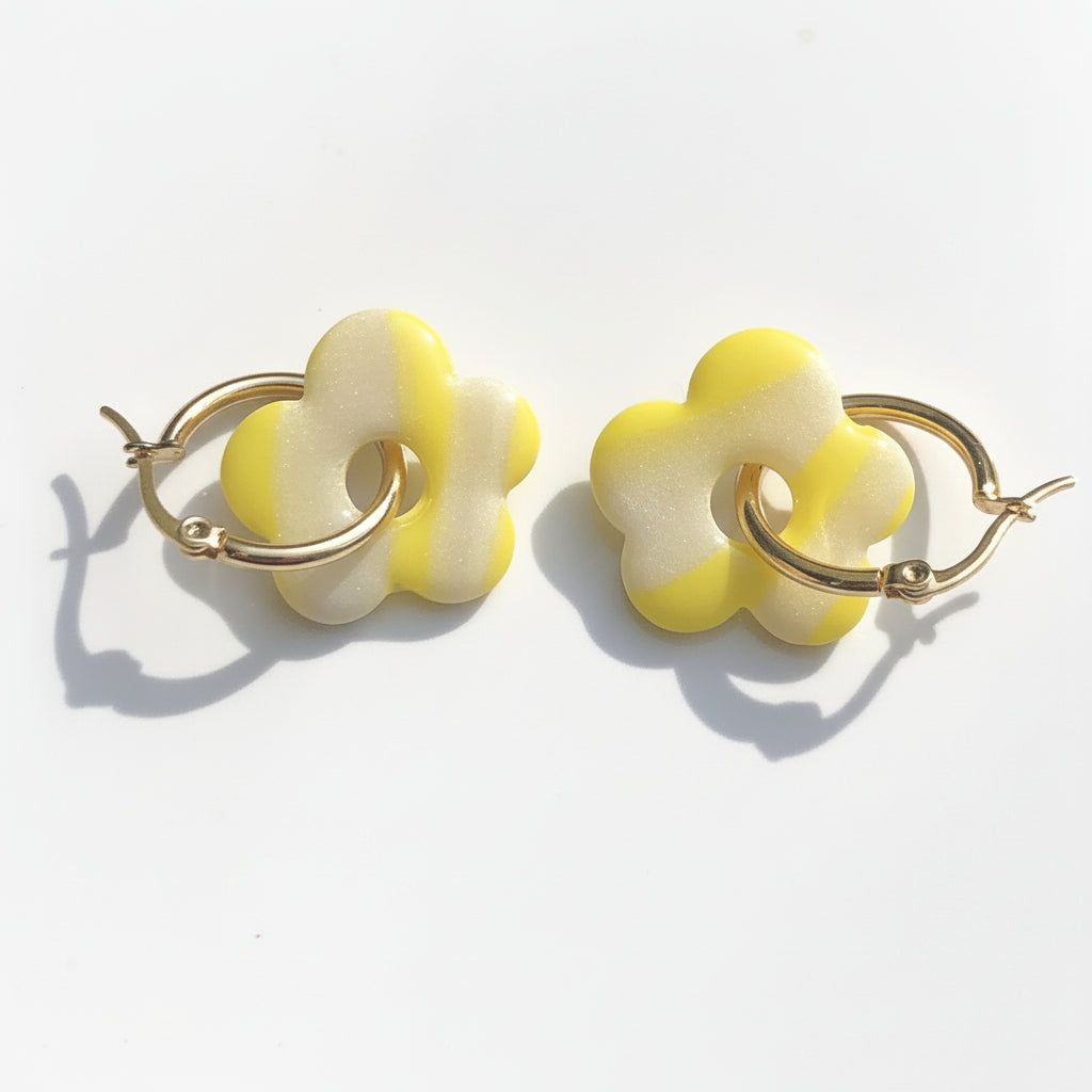 Boucles d'Oreilles Créoles Pampilles Fleurs Pop - Blanc Nacré et Jaune Citron Rayé