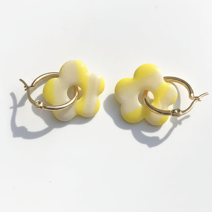 Boucles d'Oreilles Créoles Pampilles Fleurs Pop - Blanc Nacré et Jaune Citron Rayé
