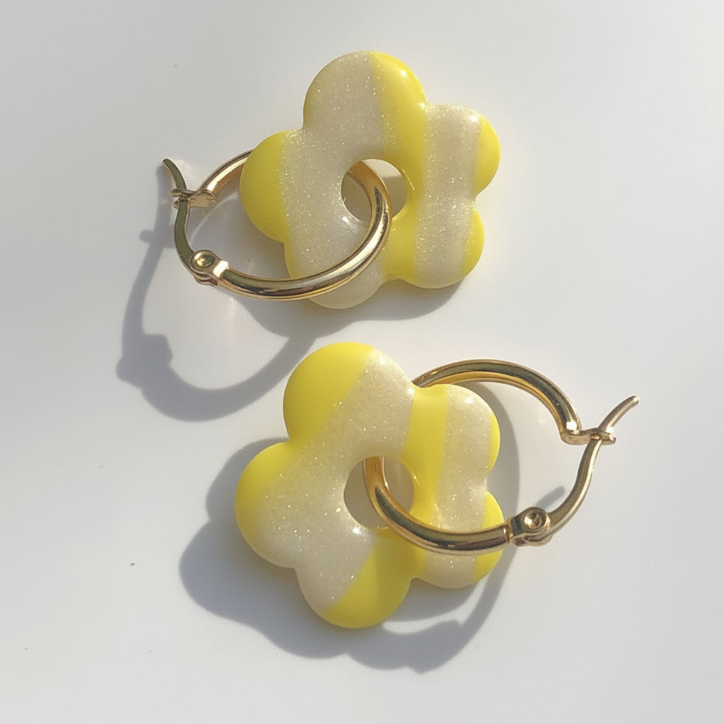 Boucles d'Oreilles Créoles Pampilles Fleurs Pop - Blanc Nacré et Jaune Citron Rayé