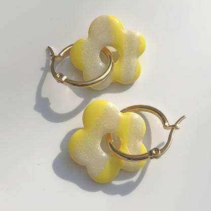 Boucles d'Oreilles Créoles Pampilles Fleurs Pop - Blanc Nacré et Jaune Citron Rayé