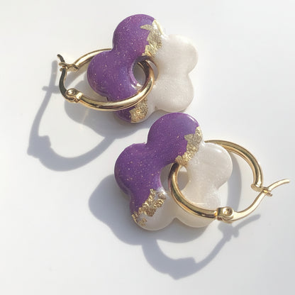 Boucles d'Oreilles Créoles Pampilles Fleurs Pop - Blanc Nacré Violet Prune et Or Rayé