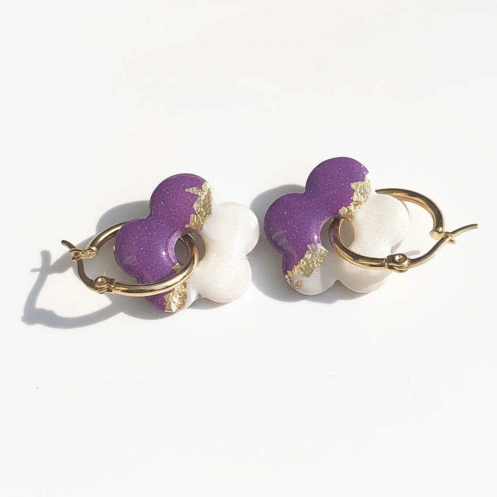 Boucles d'Oreilles Créoles Pampilles Fleurs Pop - Blanc Nacré Violet Prune et Or Rayé