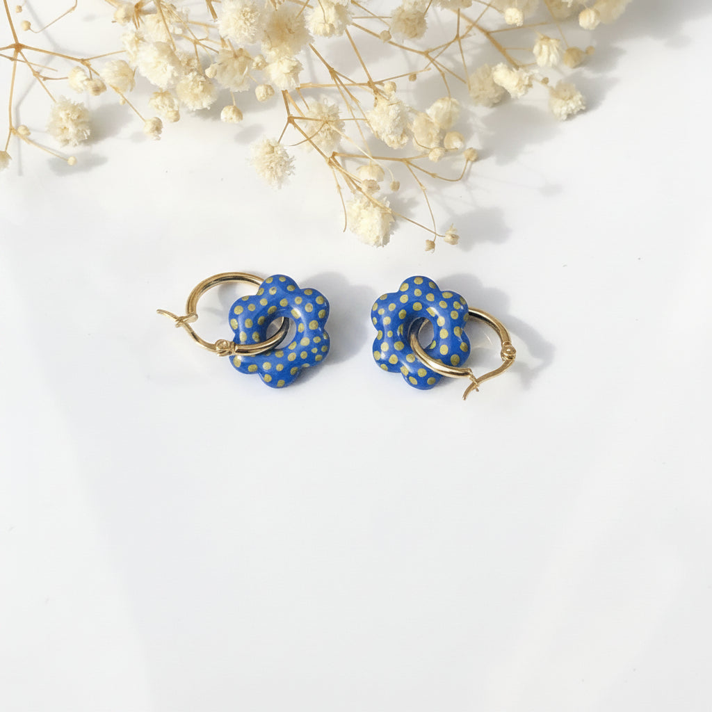 Boucles d'Oreilles Créoles Pampilles Fleurs - Bleu Pacifique à Pois