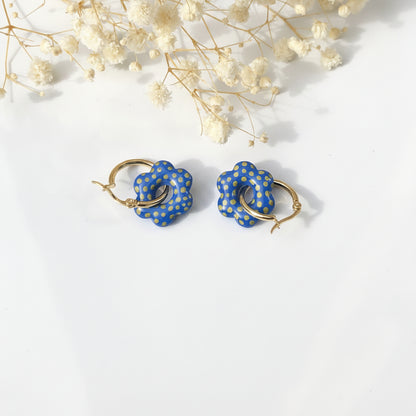 Boucles d'Oreilles Créoles Pampilles Fleurs - Bleu Pacifique à Pois
