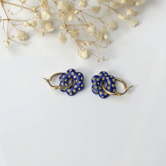 Boucles d'Oreilles Créoles Pampilles Fleurs - Bleu Marine à Pois