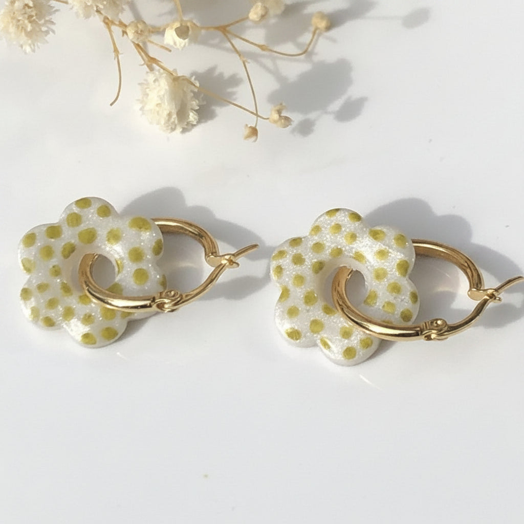 Boucles d'Oreilles Créoles Pampilles Fleurs - Blanc Nacré à Pois
