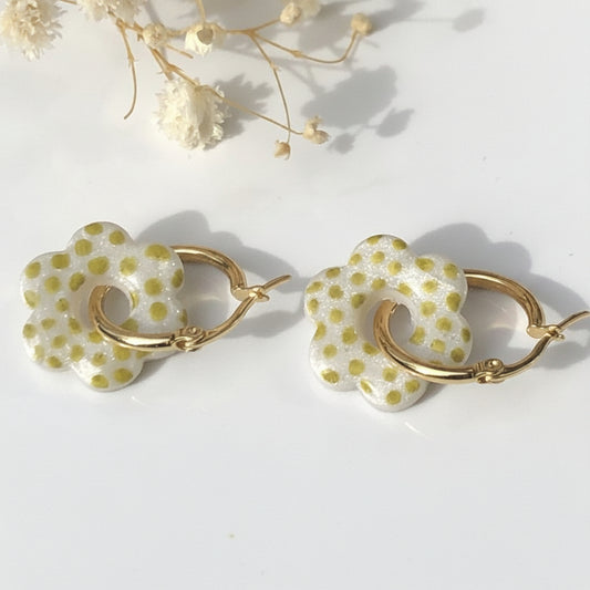 Boucles d'Oreilles Créoles Pampilles Fleurs - Blanc Nacré à Pois