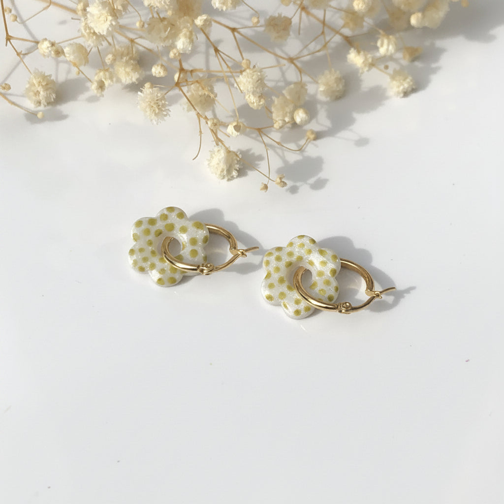 Boucles d'Oreilles Créoles Pampilles Fleurs - Blanc Nacré à Pois