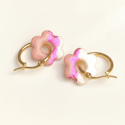 Boucles d'Oreilles Créoles Pampilles Fleurs - Rose Chair et Blanc Nacré