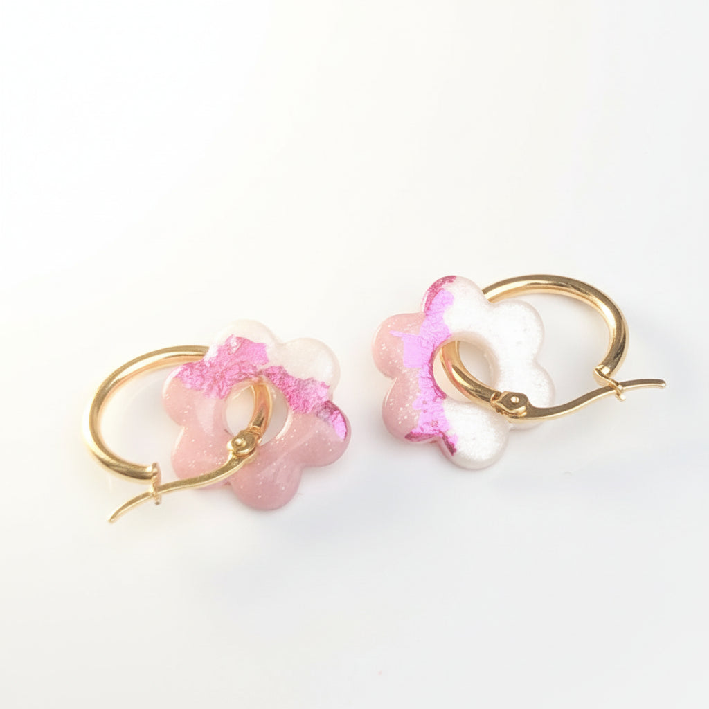 Boucles d'Oreilles Créoles Pampilles Fleurs - Rose Chair et Blanc Nacré