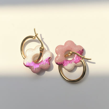Boucles d'Oreilles Créoles Pampilles Fleurs - Rose Chair et Blanc Nacré