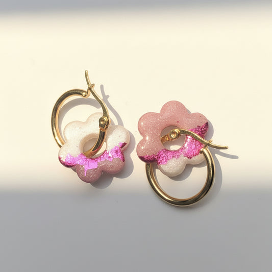 Boucles d'Oreilles Créoles Pampilles Fleurs - Rose Chair et Blanc Nacré