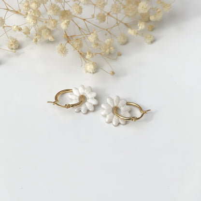 Boucles d'Oreilles Créoles Pampilles Fleurs pâquerette - Blanc Nacré