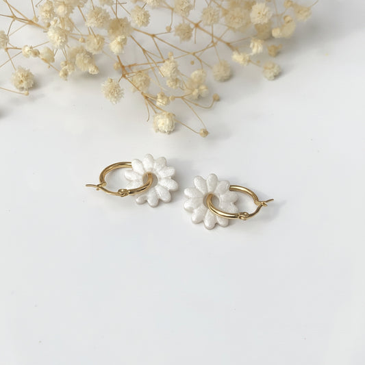 Boucles d'Oreilles Créoles Pampilles Fleurs pâquerette - Blanc Nacré