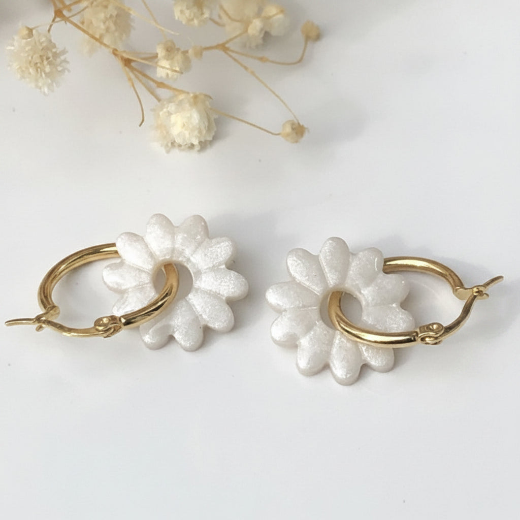 Boucles d'Oreilles Créoles Pampilles Fleurs pâquerette - Blanc Nacré