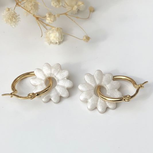 Boucles d'Oreilles Créoles Pampilles Fleurs pâquerette - Blanc Nacré