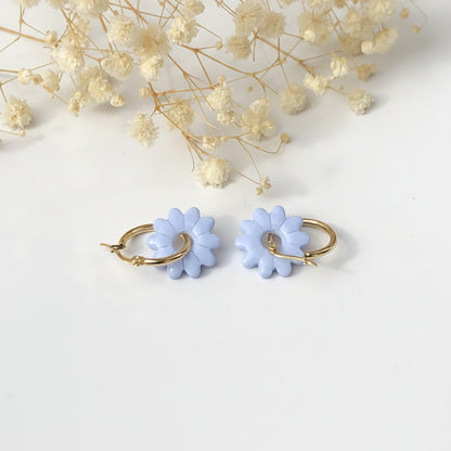 Boucles d'Oreilles Créoles Pampilles Fleurs Marguerite - Bleu Sérénité
