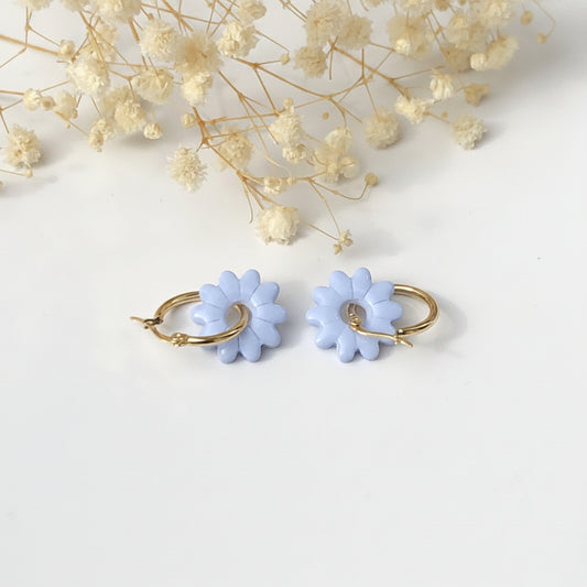 Boucles d'Oreilles Créoles Pampilles Fleurs Marguerite - Bleu Sérénité