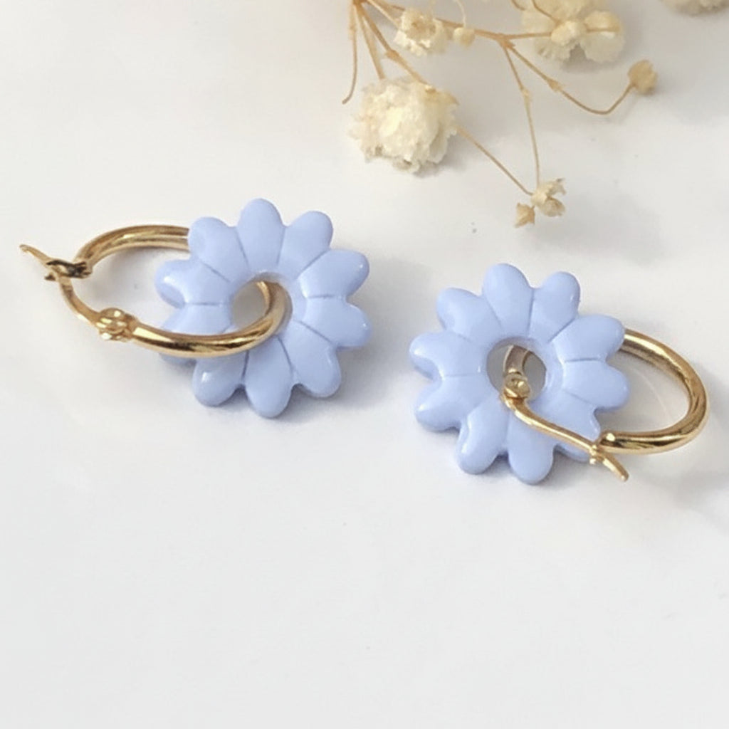 Boucles d'Oreilles Créoles Pampilles Fleurs Marguerite - Bleu Sérénité
