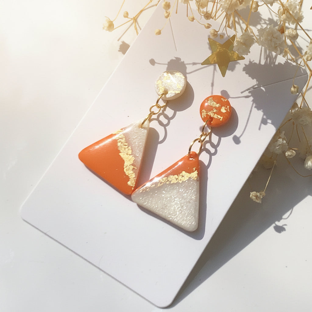 Boucles d'Oreilles Pendantes Dépareillées Triangles - Blanc Nacré, Orange Tangerine et Or