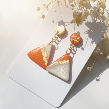 Boucles d'Oreilles Pendantes Dépareillées Triangles - Blanc Nacré, Orange Tangerine et Or