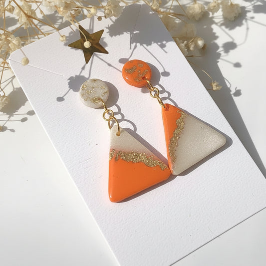 Boucles d'Oreilles Pendantes Dépareillées Triangles - Blanc Nacré, Orange Tangerine et Or