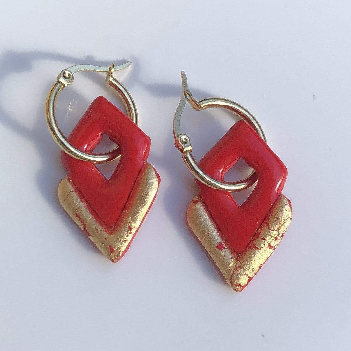Boucles d'Oreilles Créoles Pampilles Losanges - Rouge Cerise et Or
