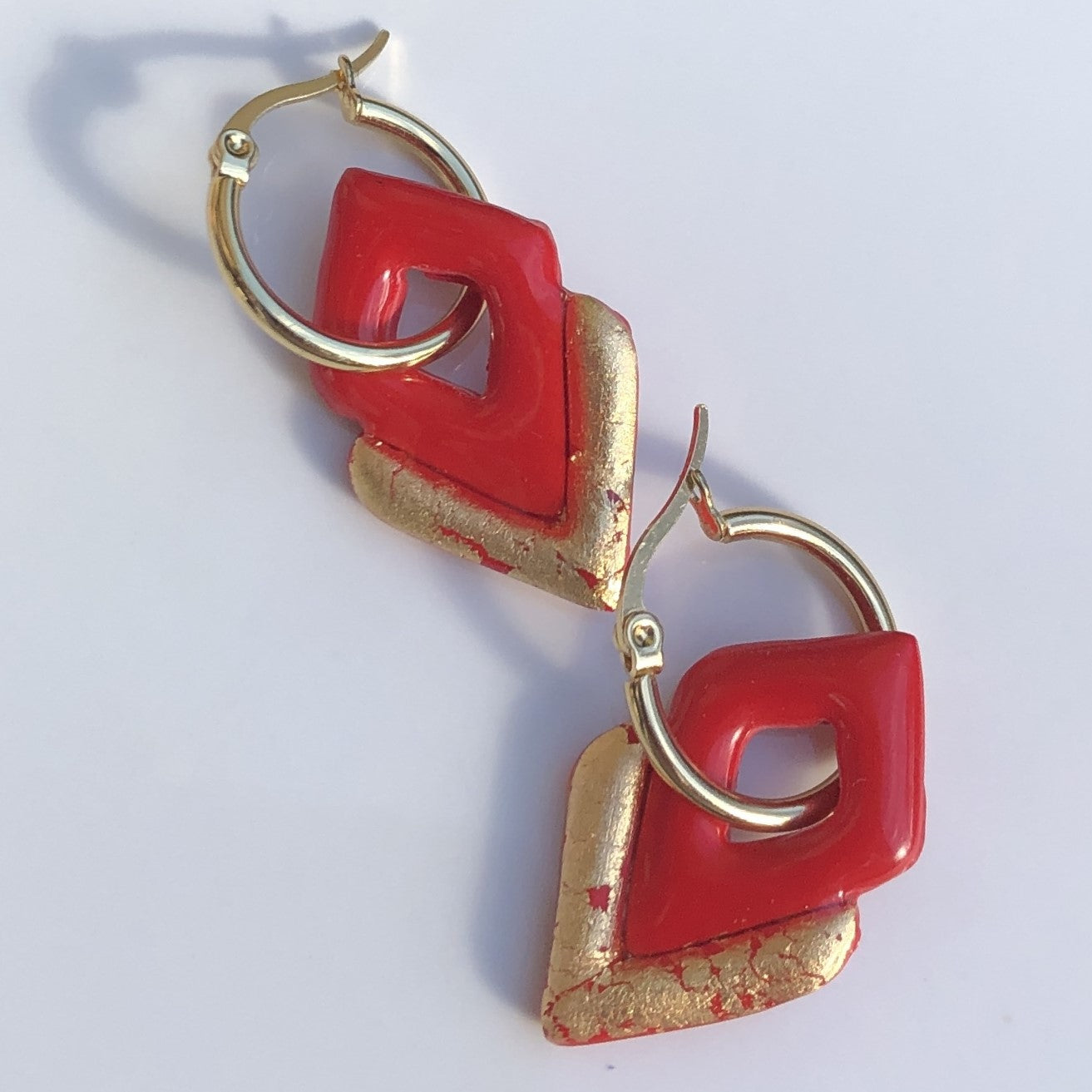 Boucles d'Oreilles Créoles Pampilles Losanges - Rouge Cerise et Or