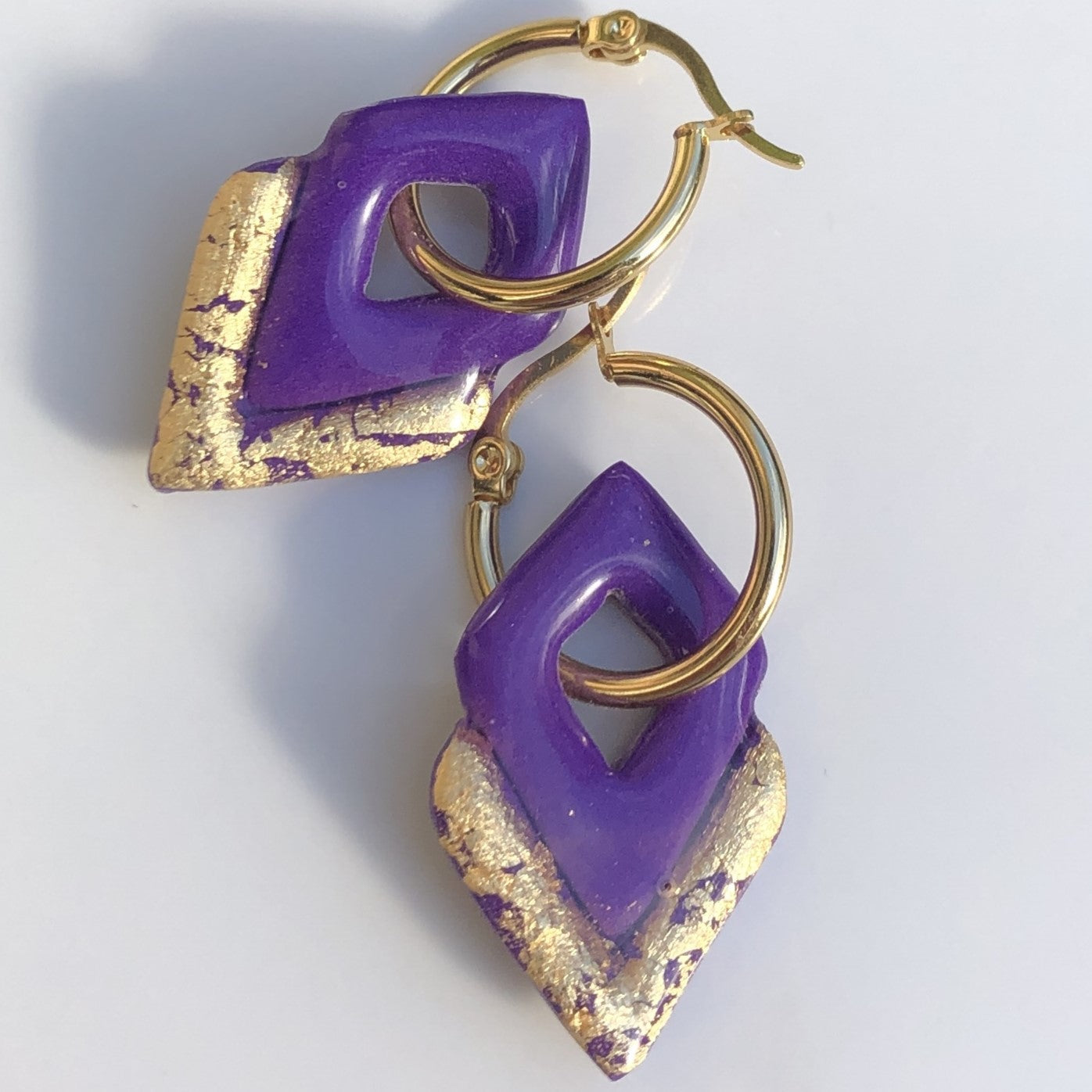 Boucles d'Oreilles Créoles Pampilles Losanges - Violet Prune et Or