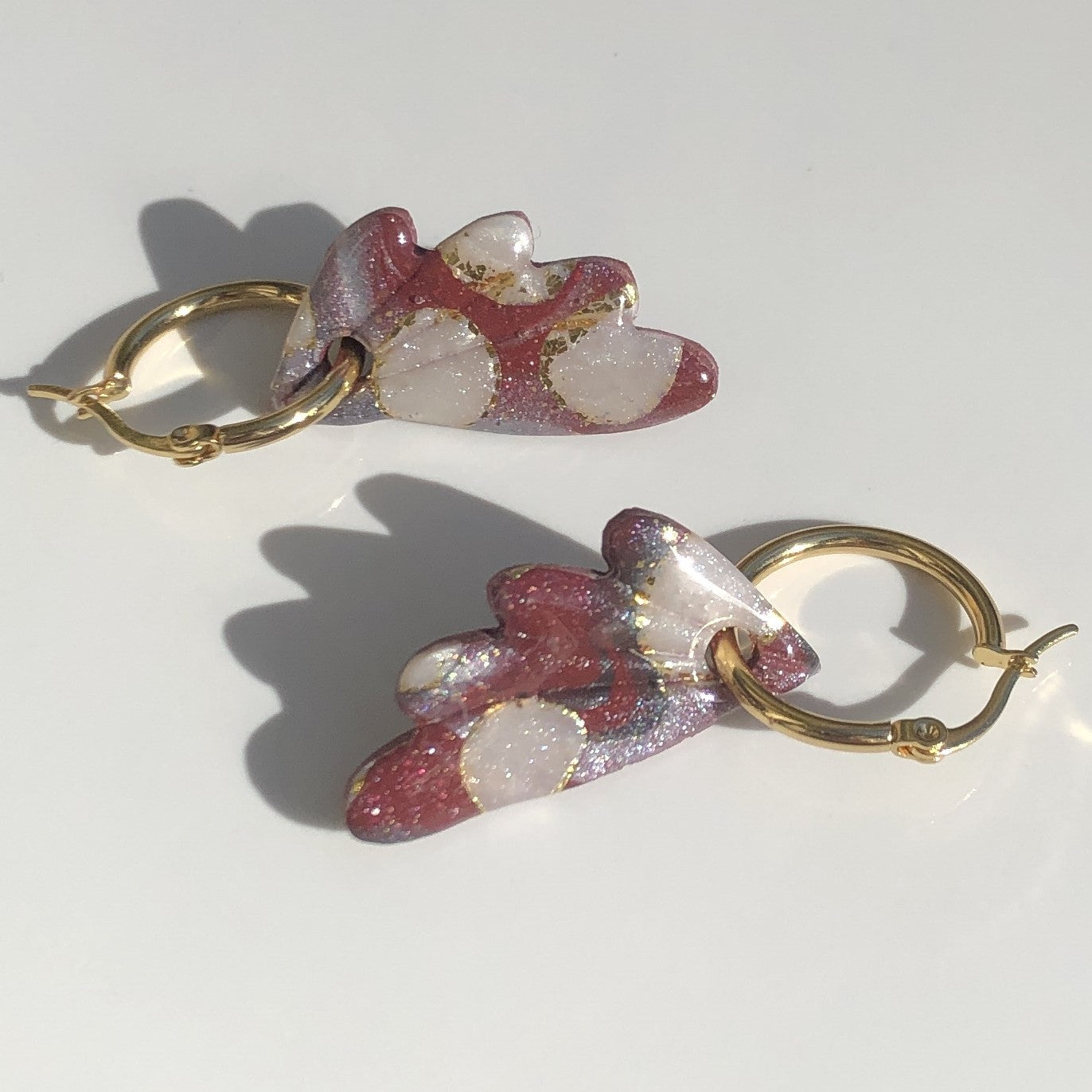 Boucles d'Oreilles Créoles Pampilles Papillon - Terra Cotta Pailleté, Blanc Nacré et Or