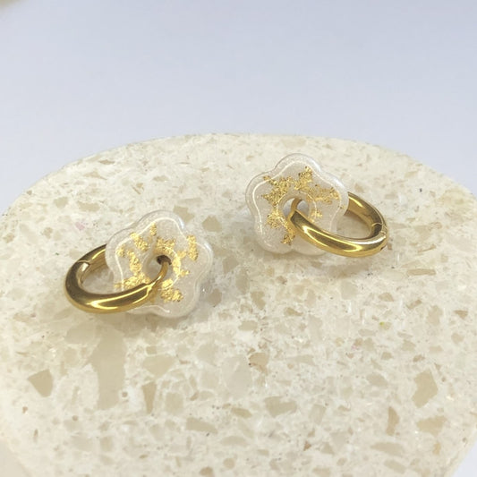 Boucles d'Oreilles Créoles Pampilles Small Fleurs - Blanc Nacré et Or