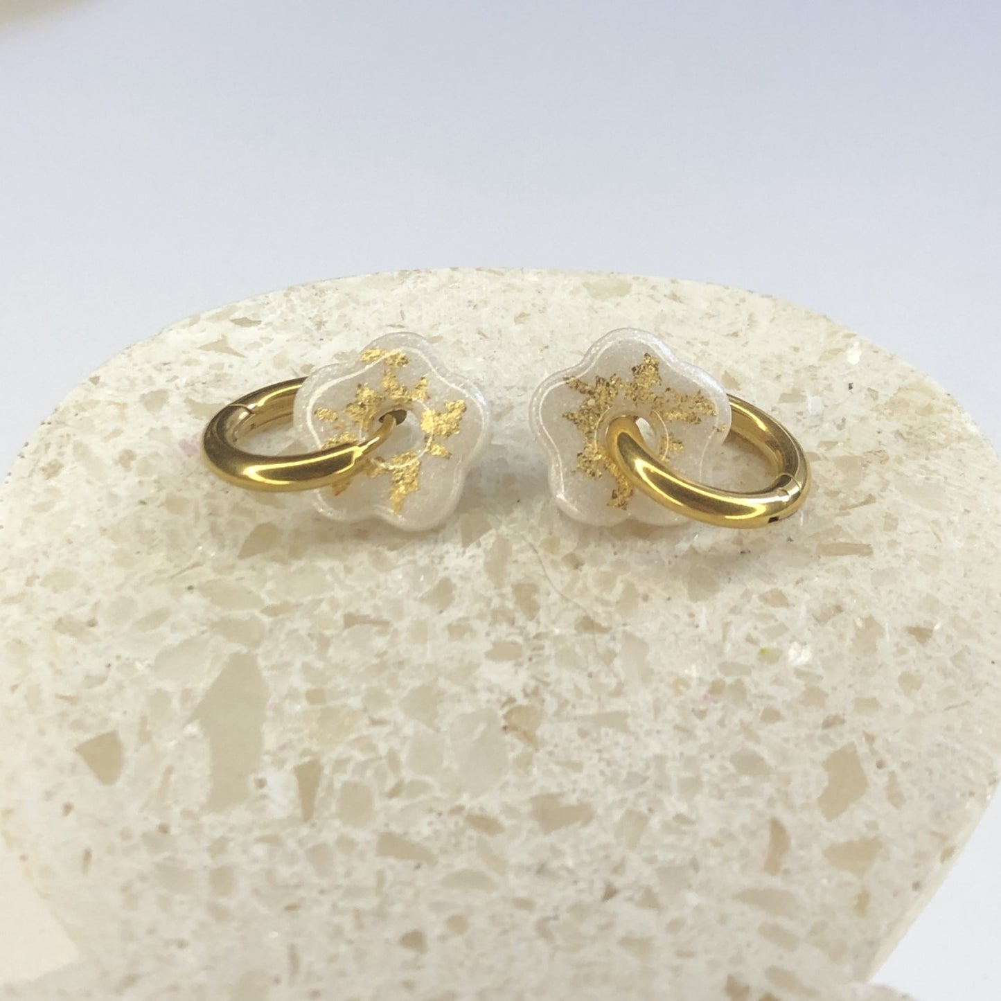 Boucles d'Oreilles Créoles Pampilles Small Fleurs - Blanc Nacré et Or