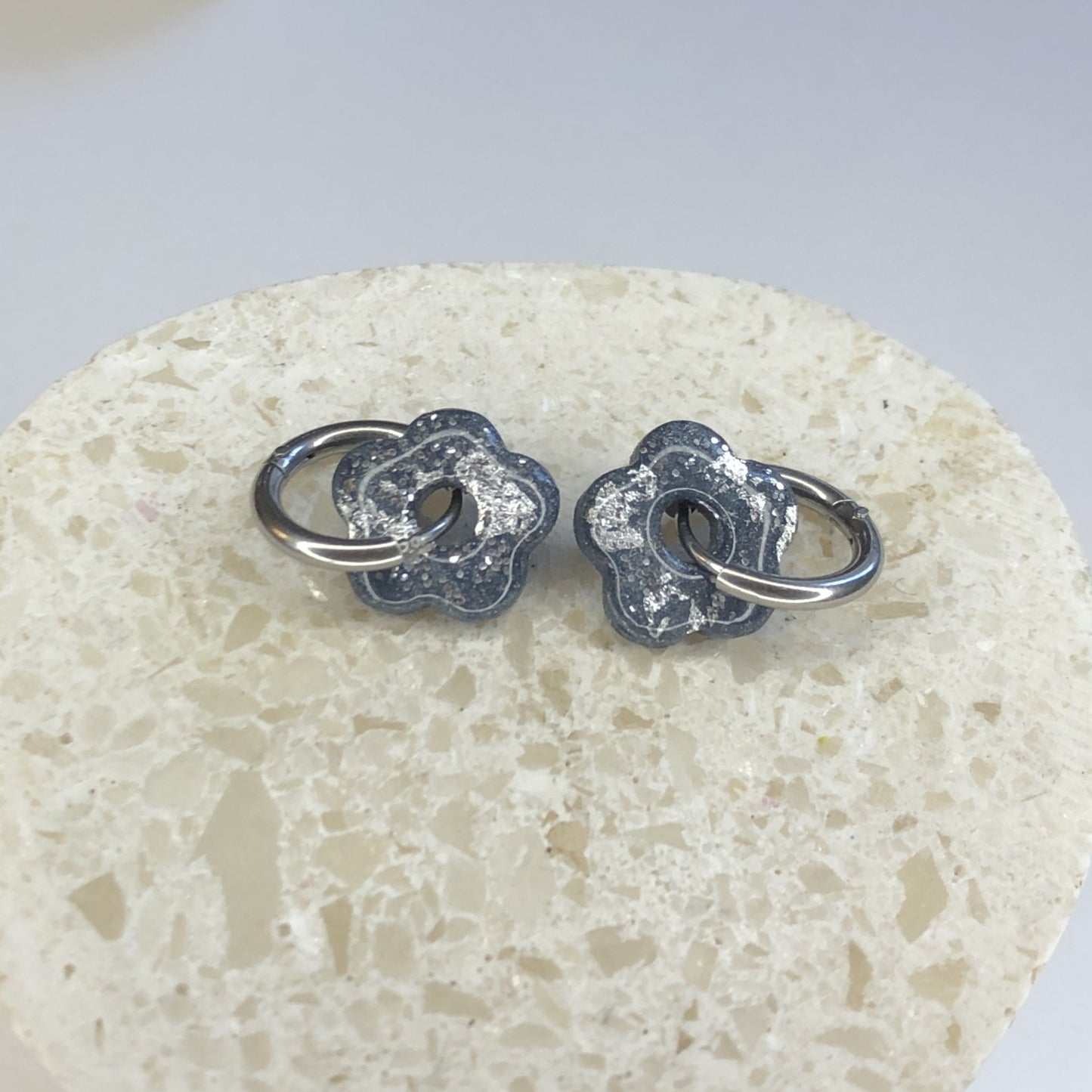 Boucles d'Oreilles Créoles Pampilles Small Fleurs - Gris Bleu et Argent