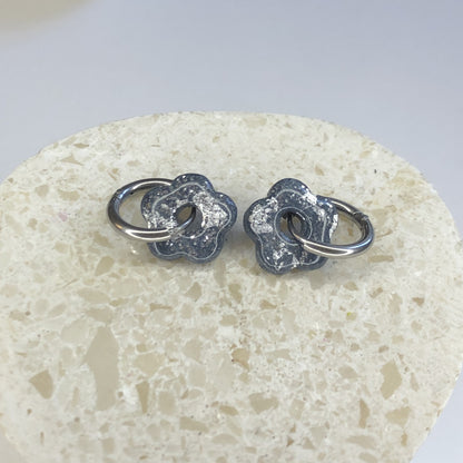Boucles d'Oreilles Créoles Pampilles Small Fleurs - Gris Bleu et Argent