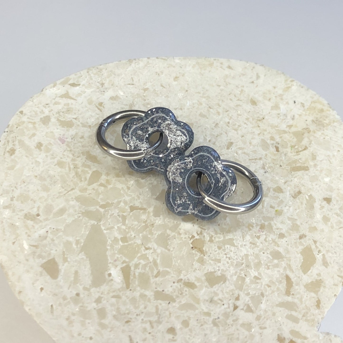 Boucles d'Oreilles Créoles Pampilles Small Fleurs - Gris Bleu et Argent