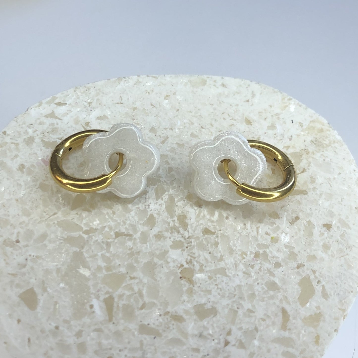 Boucles d'Oreilles Créoles Pampilles Small Fleurs - Blanc Nacré