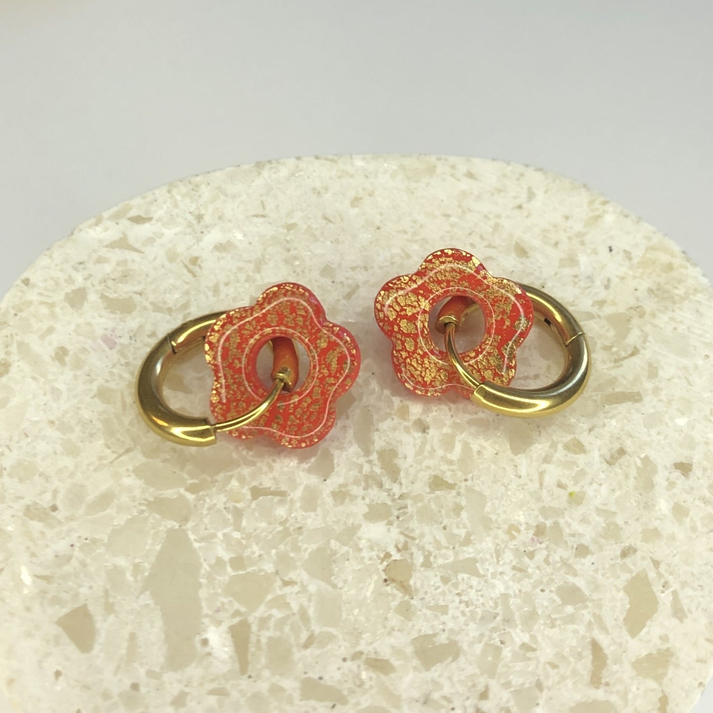 Boucles d'Oreilles Créoles Pampilles Small Fleurs - Rouge Anglais et Or