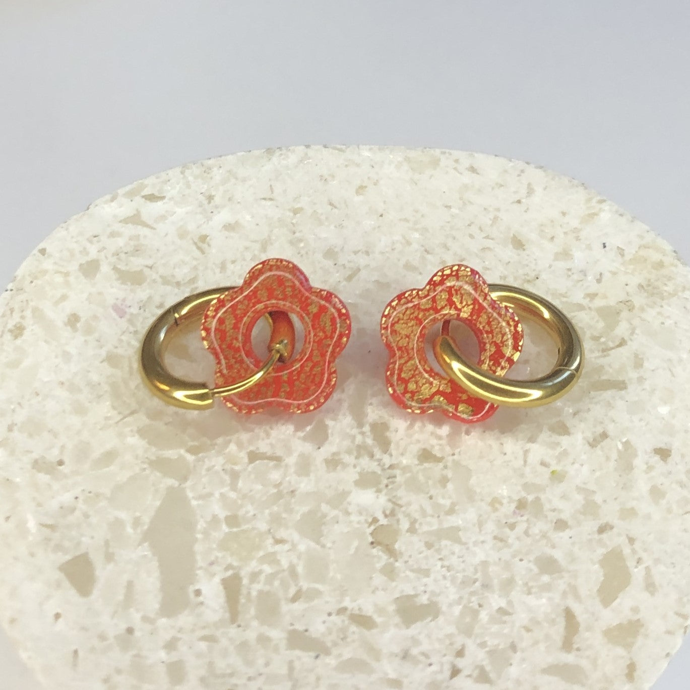 Boucles d'Oreilles Créoles Pampilles Small Fleurs - Rouge Anglais et Or